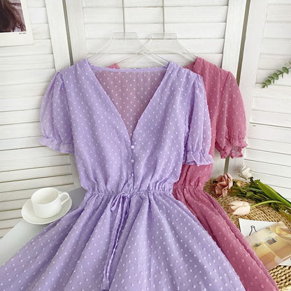 Kurzärmliger Strampler mit V-Ausschnitt, gepunktetem Kordelzug in der Taille