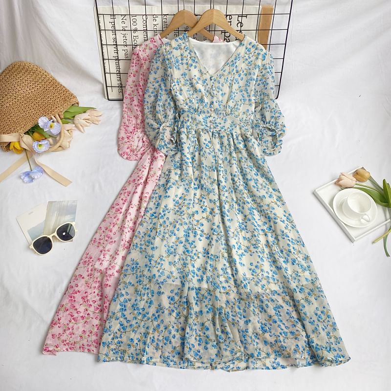 Robe trapèze mi-longue à imprimé floral, manches aux coudes, col en V et boutons