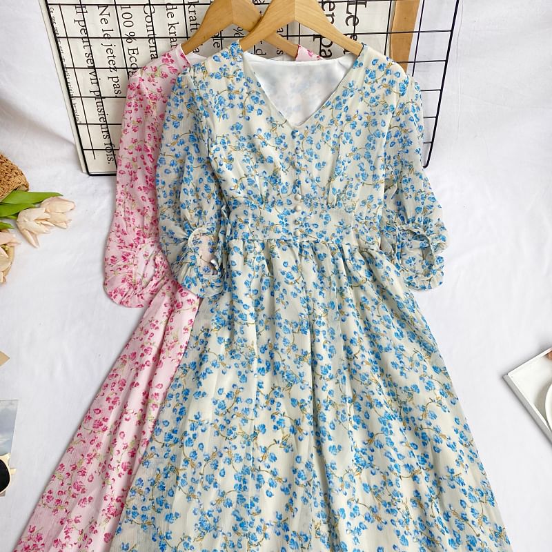 Robe trapèze mi-longue à imprimé floral, manches aux coudes, col en V et boutons