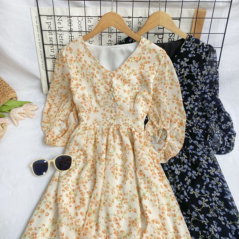 Robe trapèze mi-longue à imprimé floral, manches aux coudes, col en V et boutons