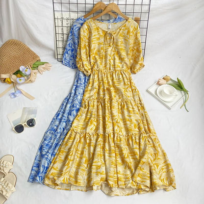 Kurzärmliges, gemustertes Midi-A-Linien-Kleid mit Rundhalsausschnitt und Stufenschnürung vorn