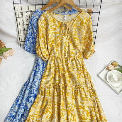 Kurzärmliges, gemustertes Midi-A-Linien-Kleid mit Rundhalsausschnitt und Stufenschnürung vorn