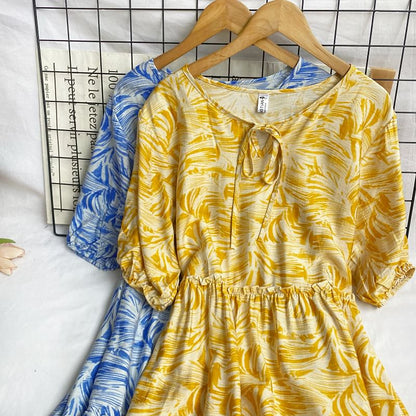 Kurzärmliges, gemustertes Midi-A-Linien-Kleid mit Rundhalsausschnitt und Stufenschnürung vorn