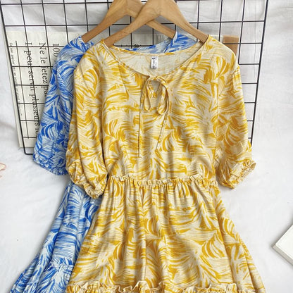 Kurzärmliges, gemustertes Midi-A-Linien-Kleid mit Rundhalsausschnitt und Stufenschnürung vorn