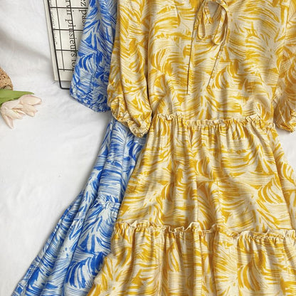 Kurzärmliges, gemustertes Midi-A-Linien-Kleid mit Rundhalsausschnitt und Stufenschnürung vorn