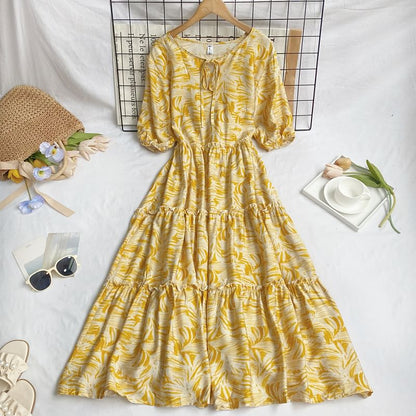 Kurzärmliges, gemustertes Midi-A-Linien-Kleid mit Rundhalsausschnitt und Stufenschnürung vorn