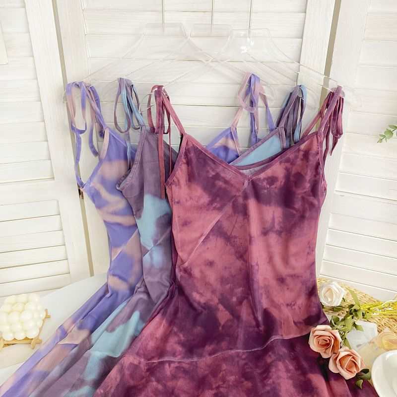 Robe trapèze asymétrique en maille tie dye à col en V et épaules nouées