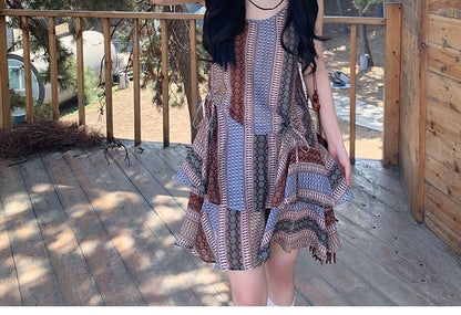 Mini robe à volants avec cordon de serrage et imprimé à bretelles spaghetti