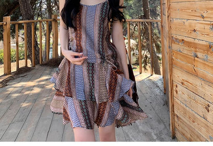 Mini robe à volants avec cordon de serrage et imprimé à bretelles spaghetti