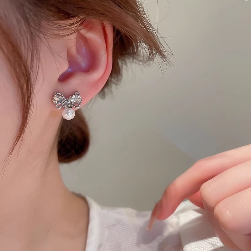 Boucle d'oreille à tige en fausse perle avec nœud