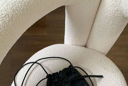 Sac à bandoulière avec cordon de serrage et nœud