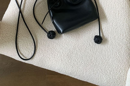 Sac à bandoulière avec cordon de serrage et nœud