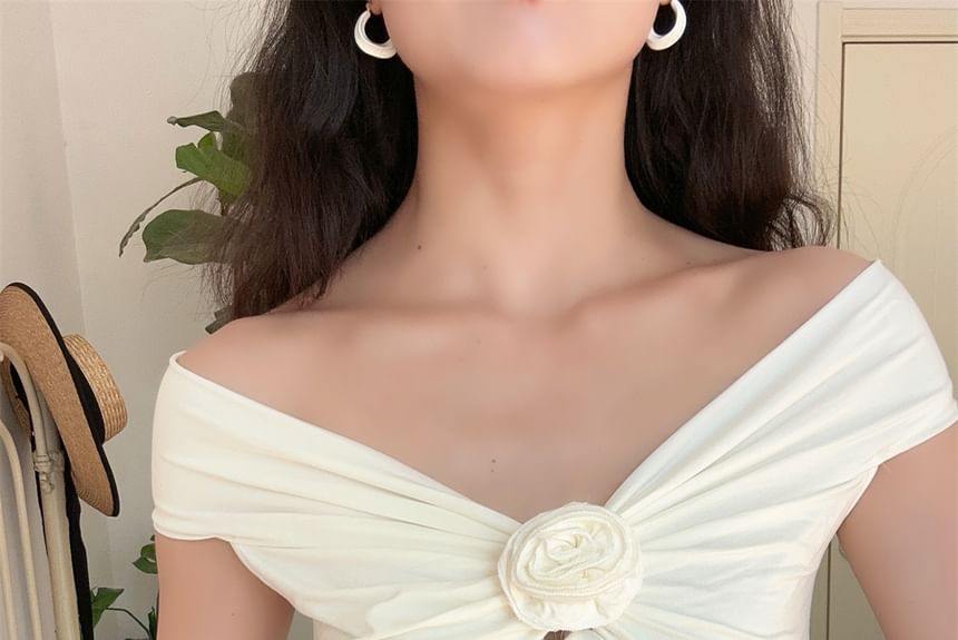 Floral Accent Slim Ruched Off-Shoulder Top Plain Short-Sleeve Crop Fit