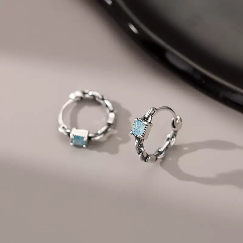 Boucle d'oreille Huggie à chaîne en strass