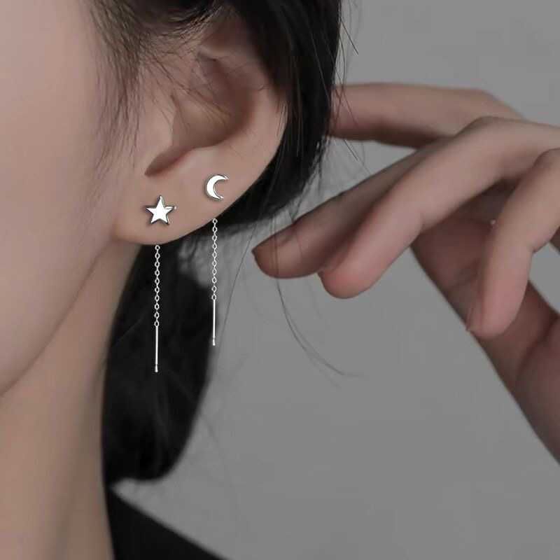 Boucle d'oreille asymétrique en alliage avec lune et étoile