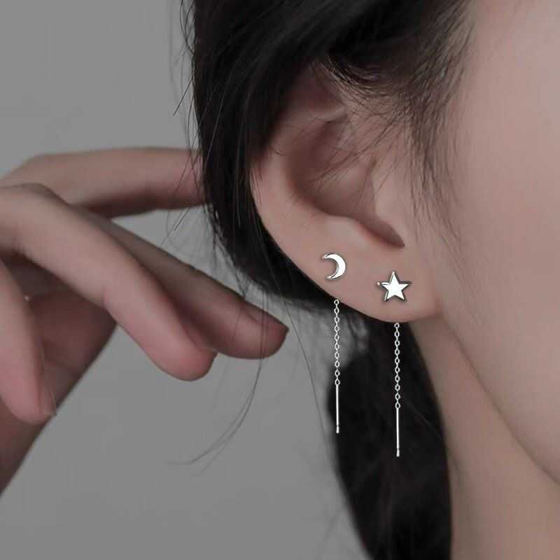 Boucle d'oreille asymétrique en alliage avec lune et étoile