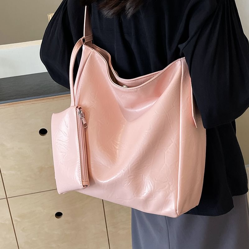 Ensemble : sac fourre-tout en similicuir + pochette