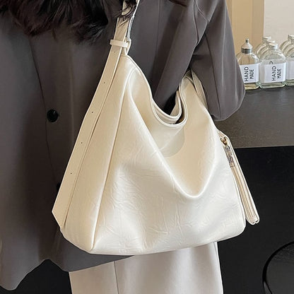 Ensemble : sac fourre-tout en similicuir + pochette