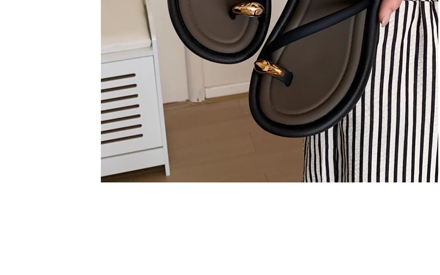 Plain Loop Toe Sandals
