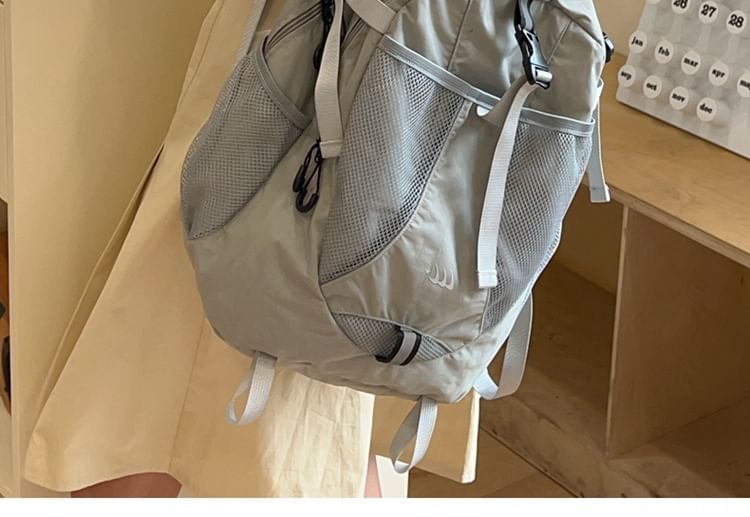 Rucksack mit mehreren Taschen und Netzeinsatz im Sternenmuster