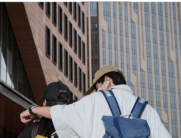 Rucksack mit Mesh-Einsätzen und mehreren Taschen