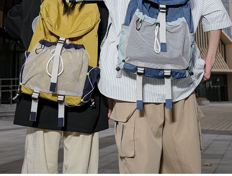 Rucksack mit Mesh-Einsätzen und mehreren Taschen