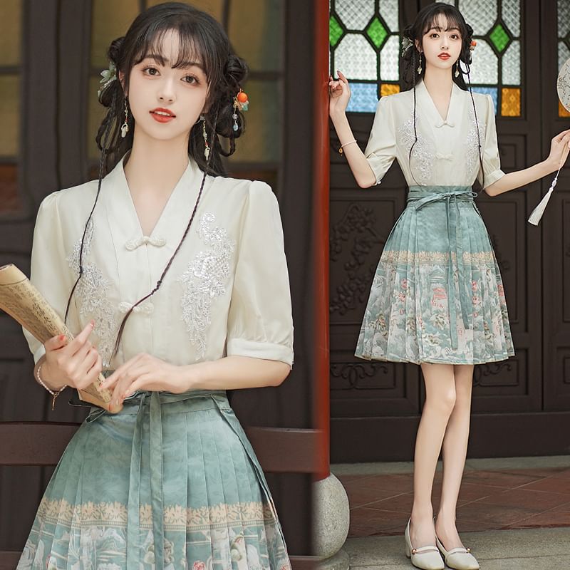 Traditional Chinese Elbow-Sleeve V-Neck Floral Embroidered Sequin Frog Buttoned Blouse / High Rise Print Mini Ma Mian Skirt / Set