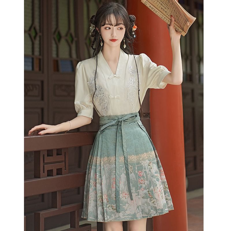 Traditional Chinese Elbow-Sleeve V-Neck Floral Embroidered Sequin Frog Buttoned Blouse / High Rise Print Mini Ma Mian Skirt / Set