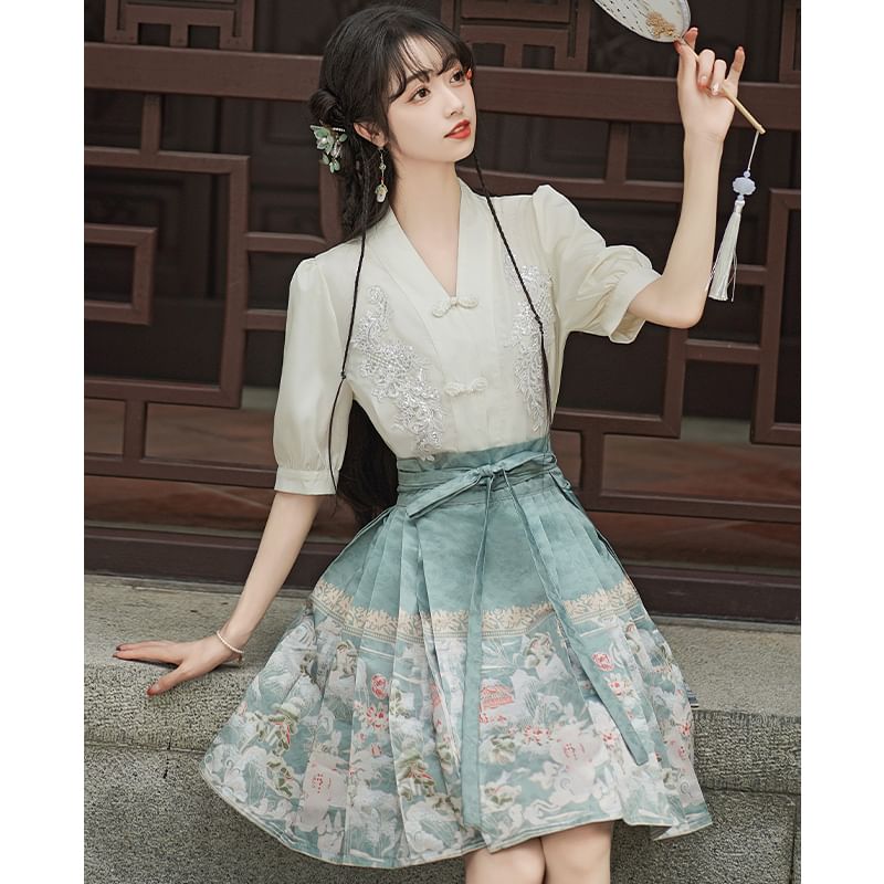 Traditional Chinese Elbow-Sleeve V-Neck Floral Embroidered Sequin Frog Buttoned Blouse / High Rise Print Mini Ma Mian Skirt / Set