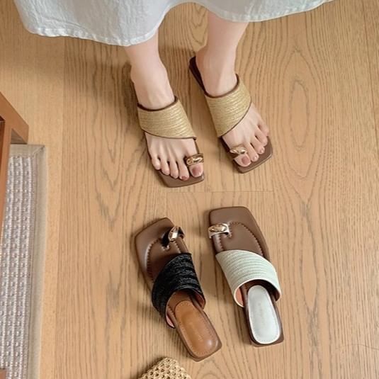 Sandals Loop Toe Straw