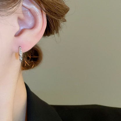 Huggie-Ohrring mit Strasssteinen