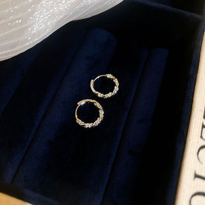 Huggie-Ohrring mit Strasssteinen