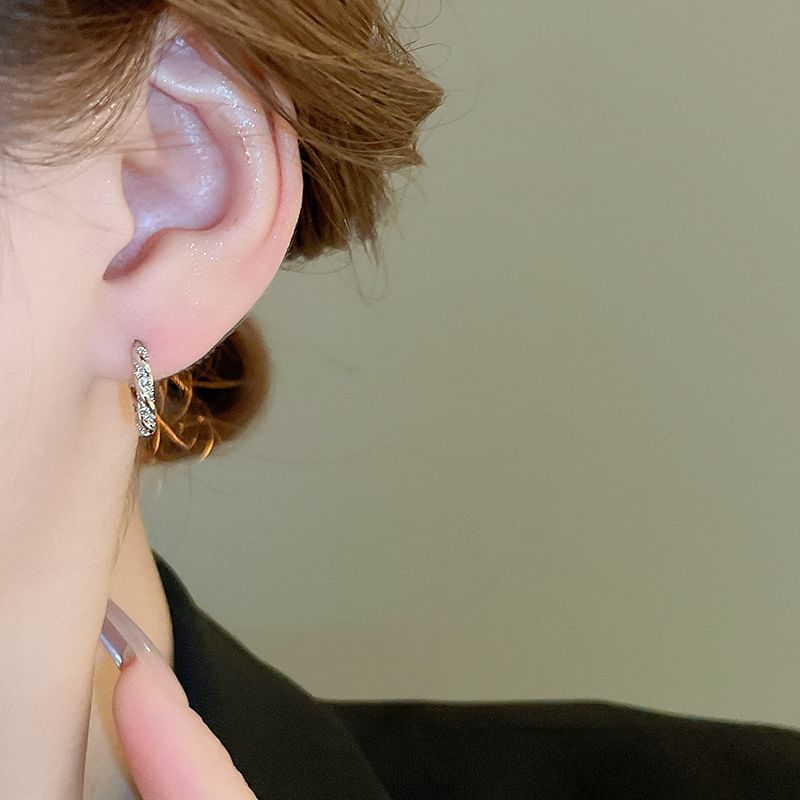 Huggie-Ohrring mit Strasssteinen