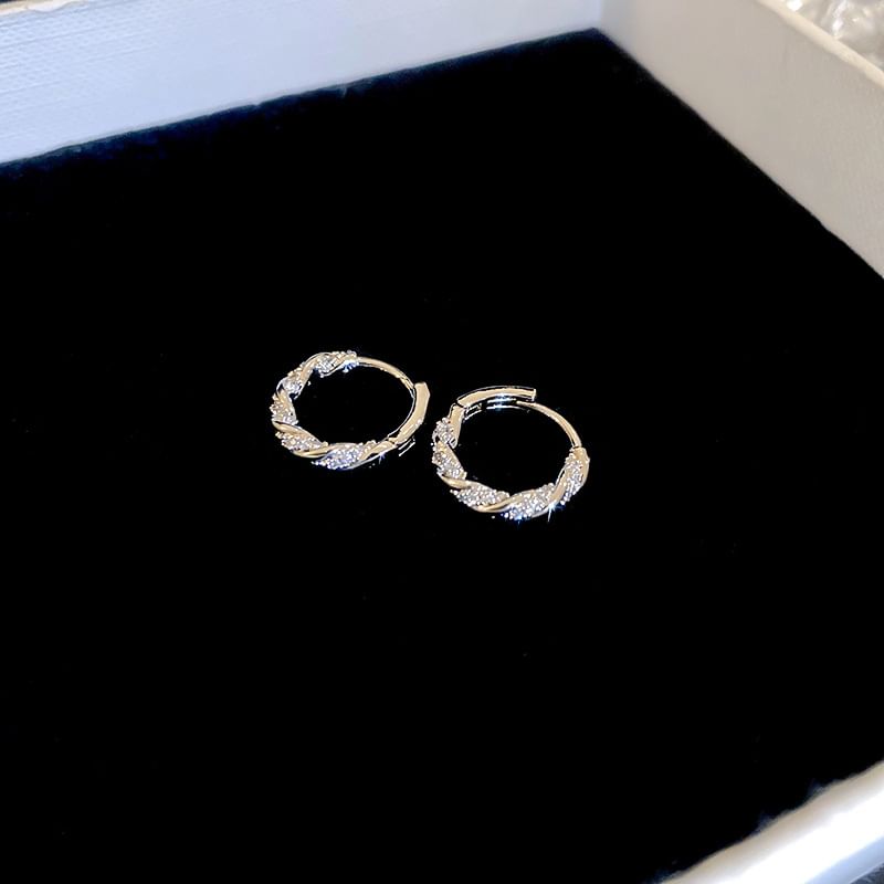 Huggie-Ohrring mit Strasssteinen