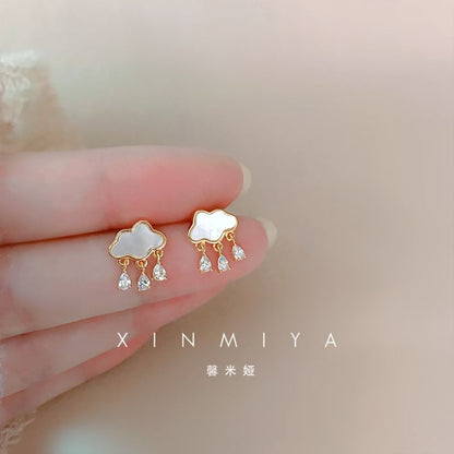 Boucle d'oreille pendante en strass avec nuage