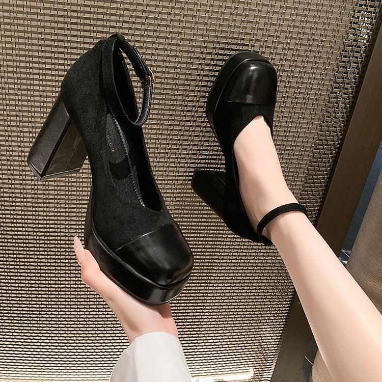 Mary Jane Pumps mit hohem Absatz und Plateausohle und Fesselriemchen