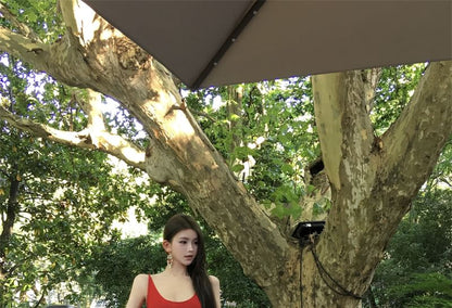 Ärmelloses, figurbetontes Maxikleid mit U-Ausschnitt und Bindeband