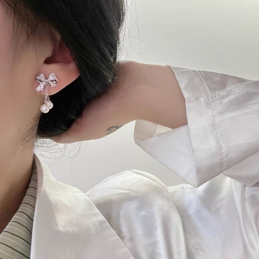 Boucles d'oreilles pendantes en fausses perles avec nœud en strass