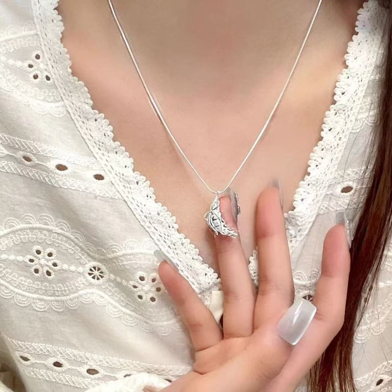 Collier avec pendentif en forme de nœud