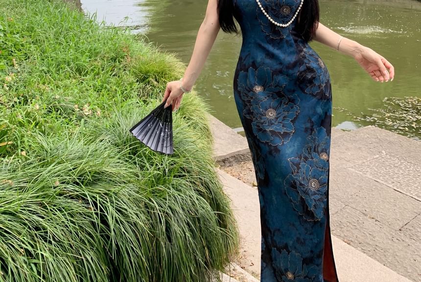 Sleeveless Floral Print Keyhole Maxi Sheath Qipao / Plain Fringe Shawl