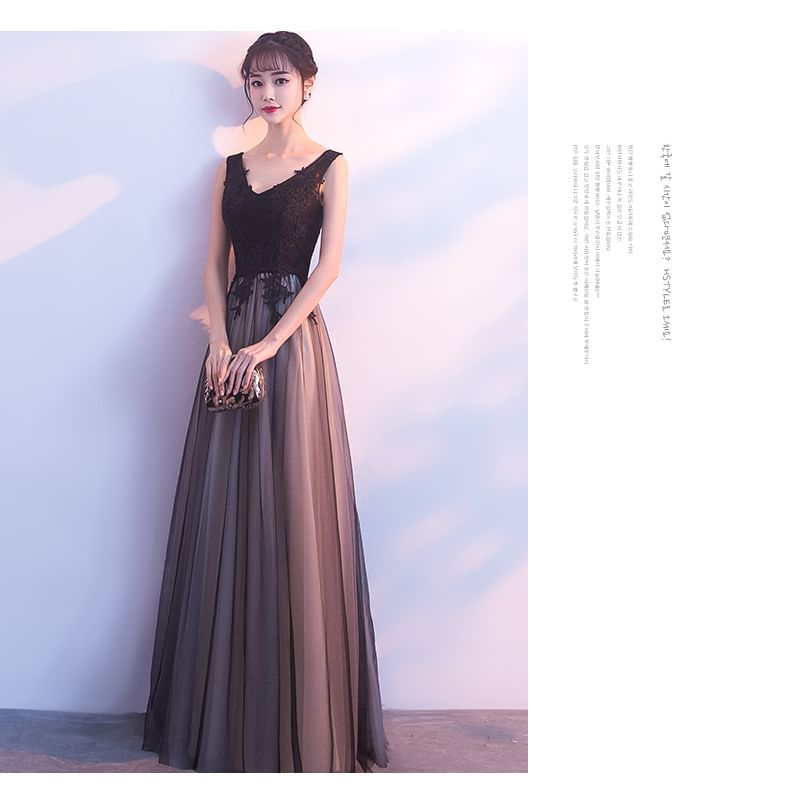 Sleeveless V-Neck Lace A-Line Evening Gown