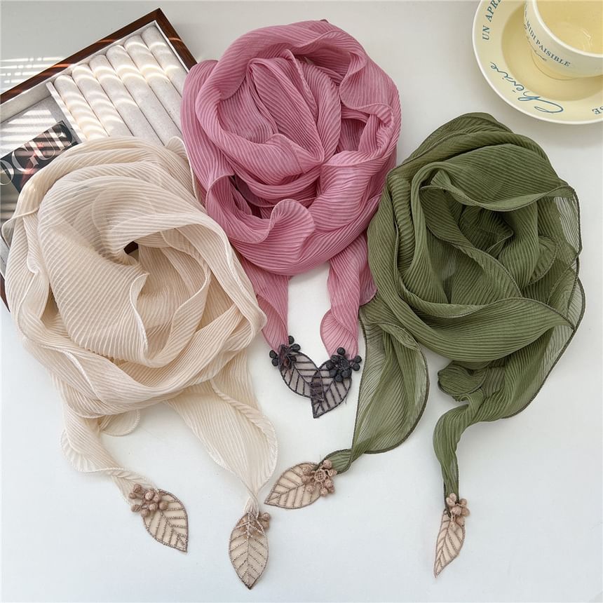 Leaf Detail Ribbed Ruffle Scarf