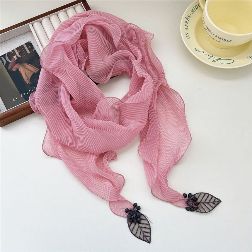 Leaf Detail Ribbed Ruffle Scarf