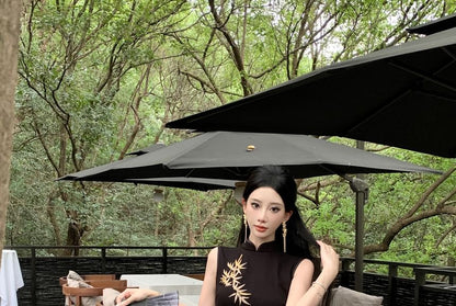 Sleeveless Leaf Embroidered Maxi Sheath Qipao