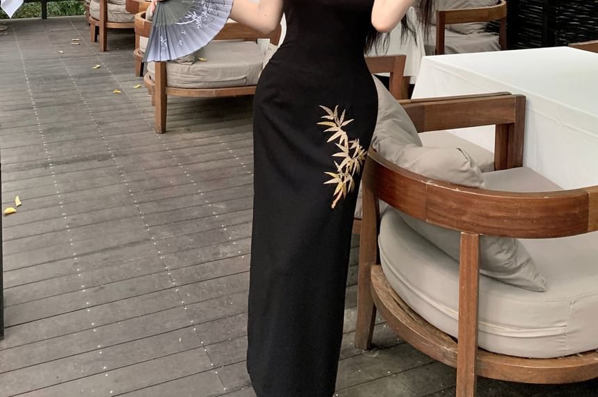 Sleeveless Leaf Embroidered Maxi Sheath Qipao