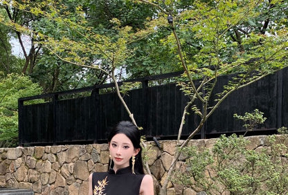 Sleeveless Leaf Embroidered Maxi Sheath Qipao