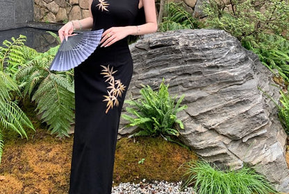 Sleeveless Leaf Embroidered Maxi Sheath Qipao