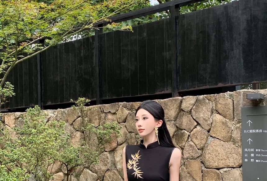 Sleeveless Leaf Embroidered Maxi Sheath Qipao
