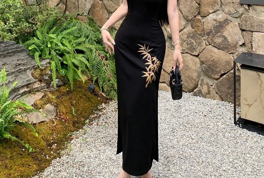 Sleeveless Leaf Embroidered Maxi Sheath Qipao