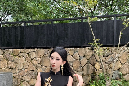 Sleeveless Leaf Embroidered Maxi Sheath Qipao